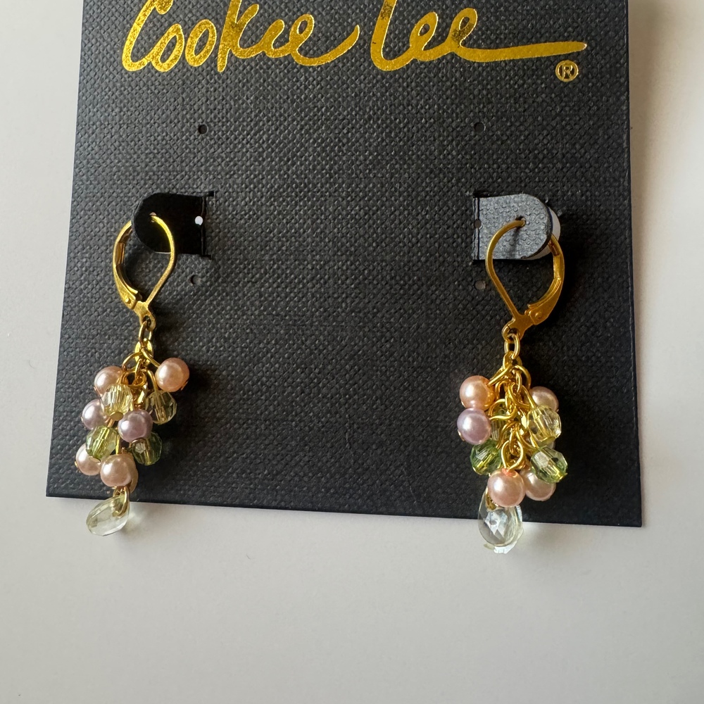 NWT Vintage Cookie Lee Gold Pastel Pearl Faux Crystal Cluster Leverback Earrings